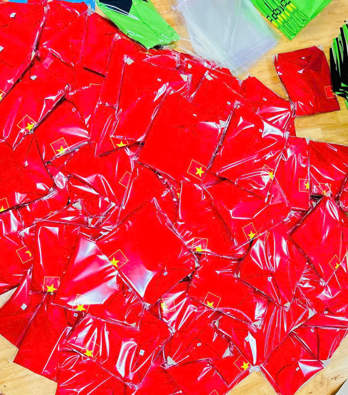 Mẫu áo đồng phục cờ đỏ sao vàng