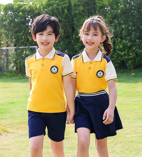 Đồng phục mầm non màu vàng phối ở cầu vai