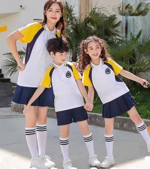 Áo mầm non cho cô và trò màu trắng phối cầu vai vàng