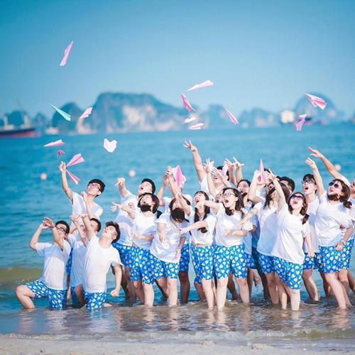 7749+ Mẫu Áo Đồng Phục Đi Biển Cho Nhóm, Tập Thể, Độc Lạ 2025