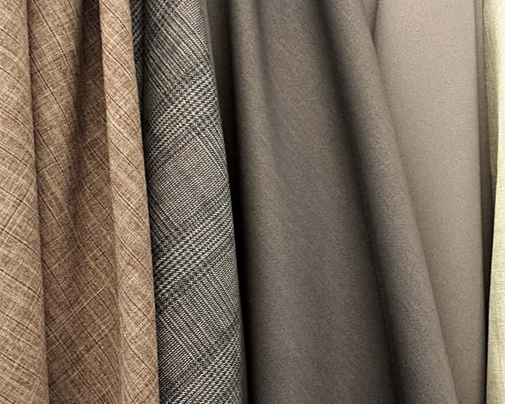 Vải xi nên được ủi ở nhiệt độ thấp, hạn chế phơi dưới nắng