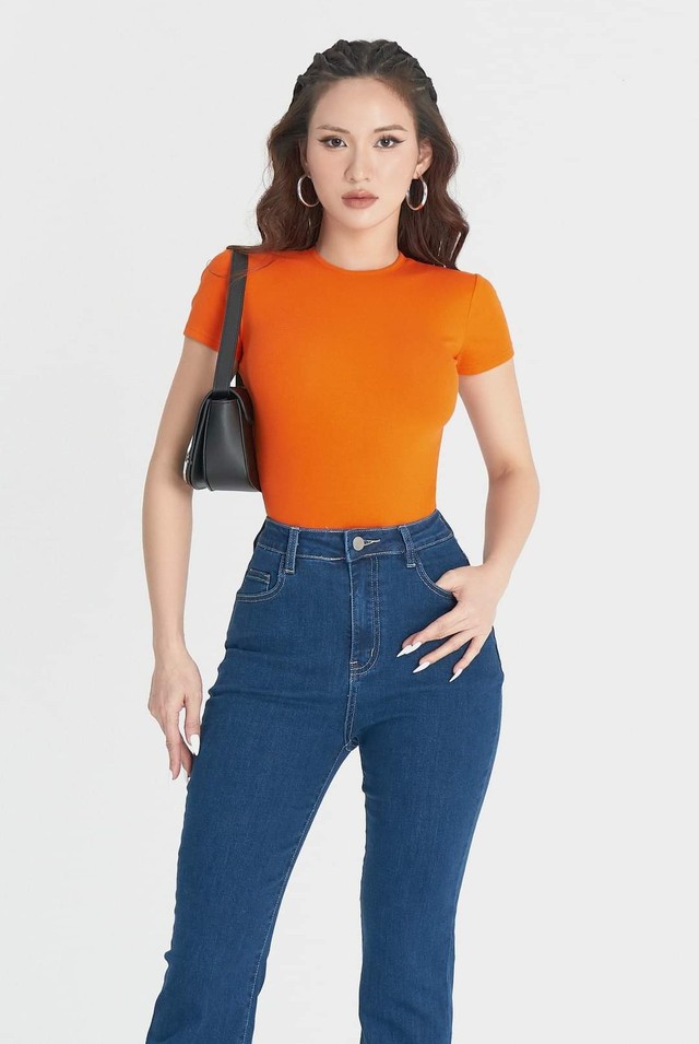 Khi diện áo thun sáng màu và quần jeans bó, bạn nên sơ vin để tôn dáng hiệu quả. Tô điểm cho outfit bằng khuyên tai kim loại và túi kẹp nách sẽ giúp vẻ ngoài trở nên sang chảnh và bắt mắt hơn.