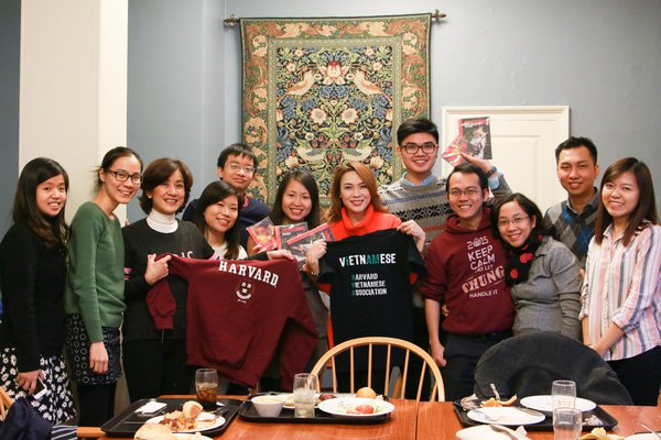 Mỹ Tâm thích thú khi mặc áo đồng phục của trường Harvard
