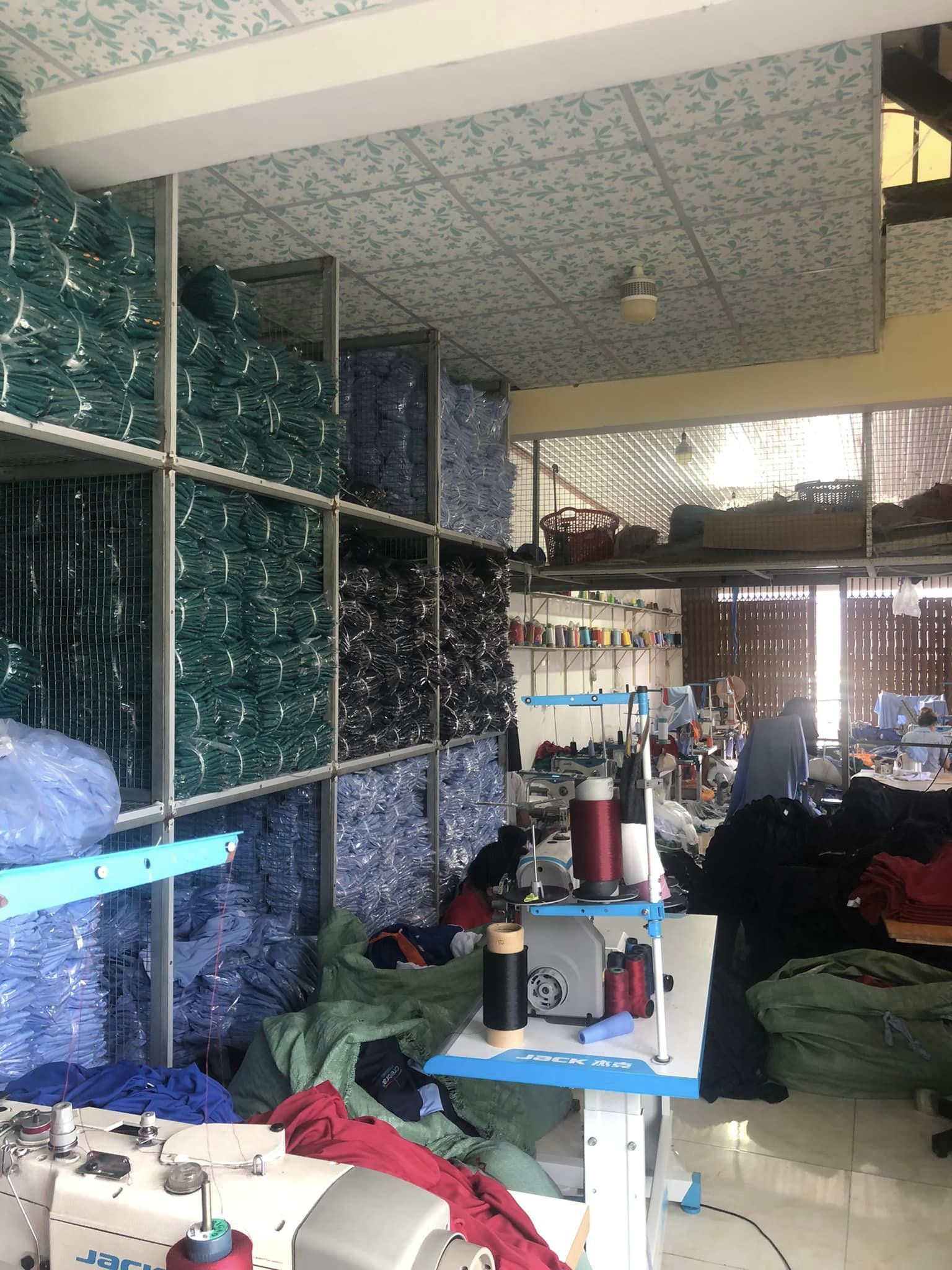 Ngoài kho vải đa dạng, tại Trang Anh còn có đồng phục áo thun có sẵn