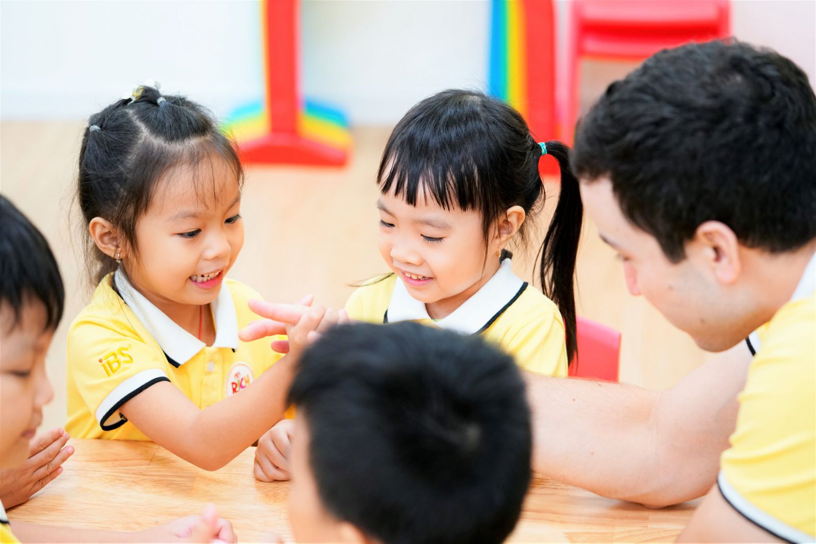 Mẫu Đồng phục trung tâm ngoại Ngữ Rich English đẹp